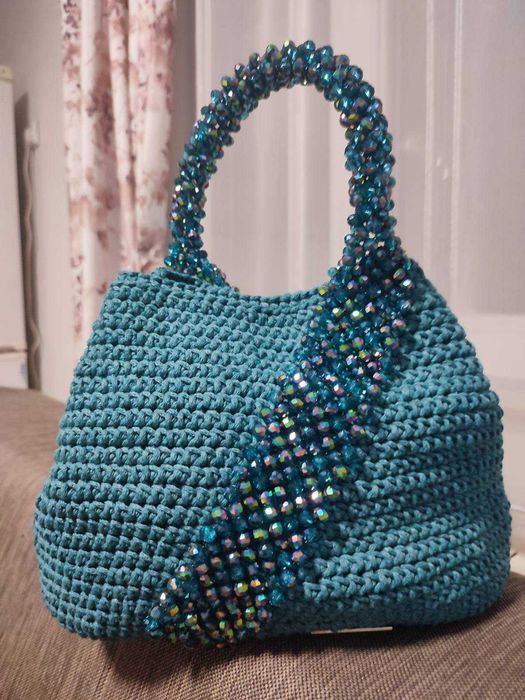 Ръчно изработена чанта от мъниста – стил и блясък!