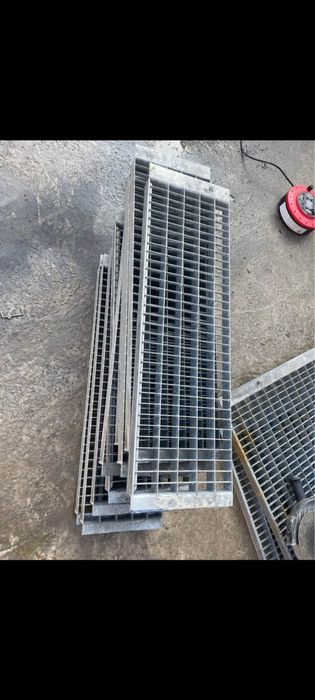 Trepte metalice zincate la diferite dimensiuni debitam la dimensiunea