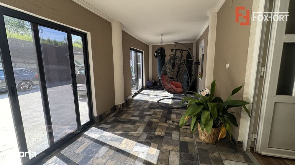 Casa la curte comuna cu 3 camere, zona Dambovita