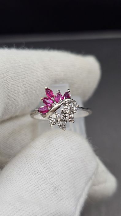 Винтидж пръстен 14K (585) бяло злато с естествени рубини и диаманти | 17мм
