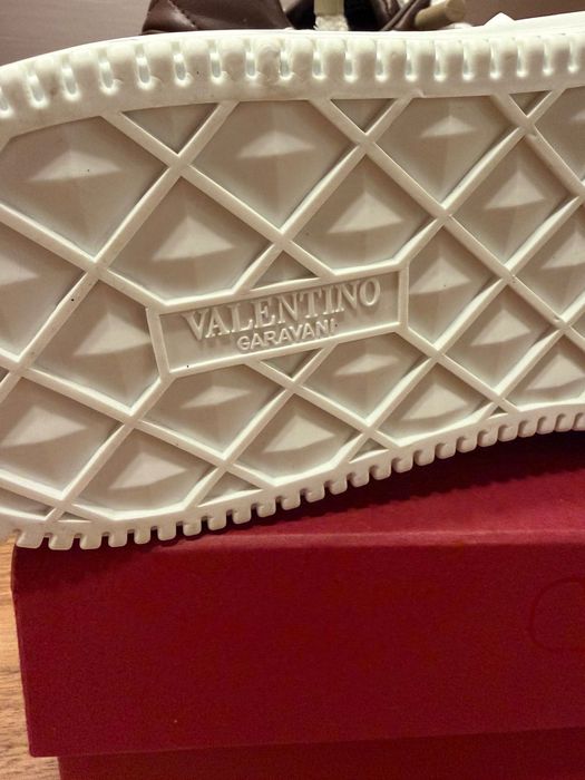 Продавам чисто нови оригинални сникърси Valentino