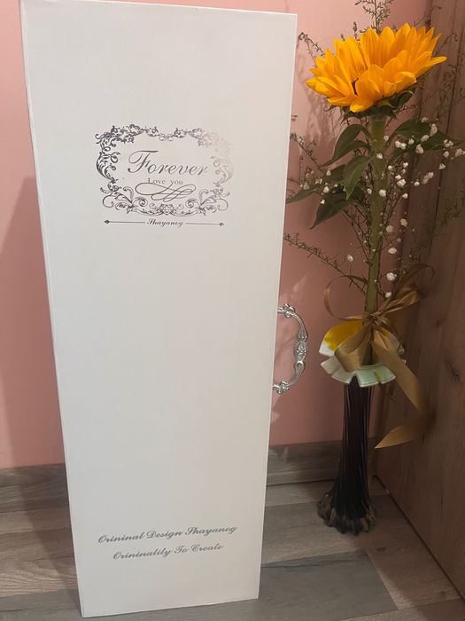 Подаръчна кутия с надпис LOVE от вечни рози