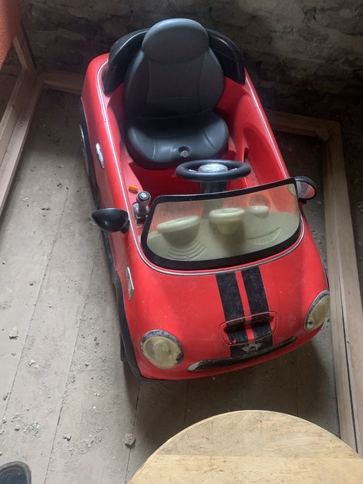 Masinuta  electrica cu pedale si telecomanda