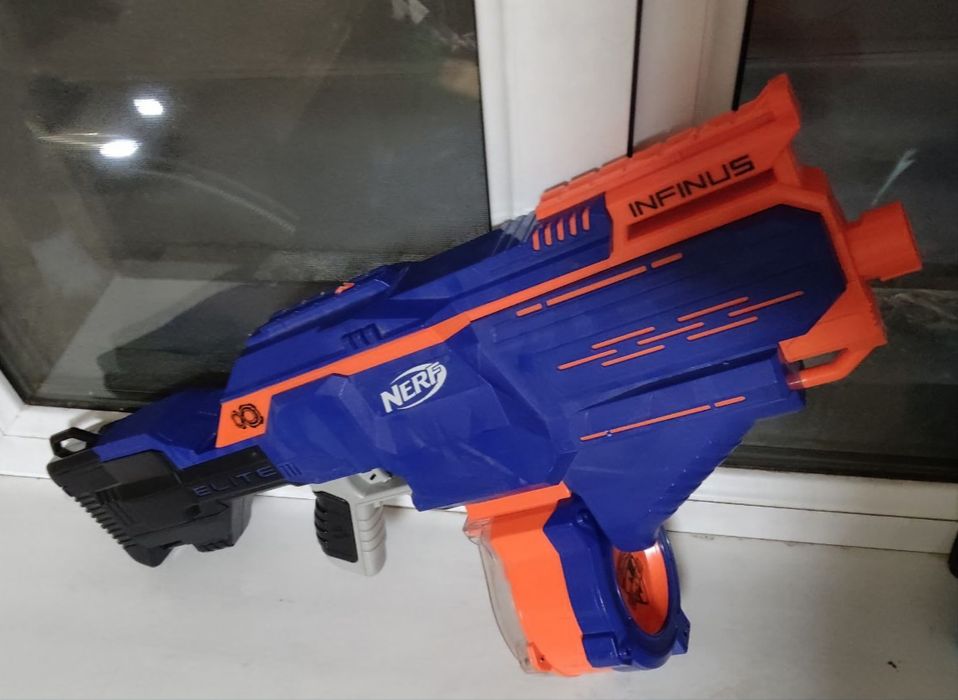 Автоматический Nerf infinus в хорошем состоянии.