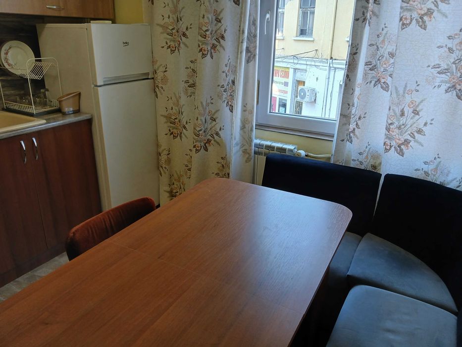 Дава се под наем Двустаен апартамент в Плевен, Идеален център - 70 кв.м за 357 € - Снимка #3