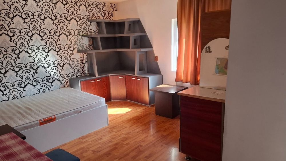 Ofer chirie 2 camere la curte