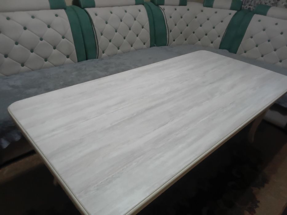 Стол для гостинной