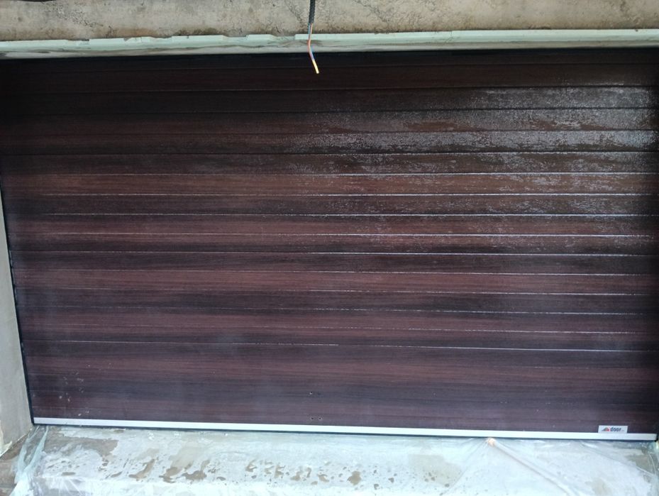 Vând poarta garaj automatizată.