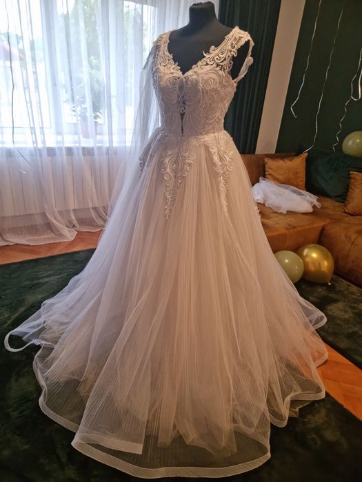 Vand rochie mireasa!