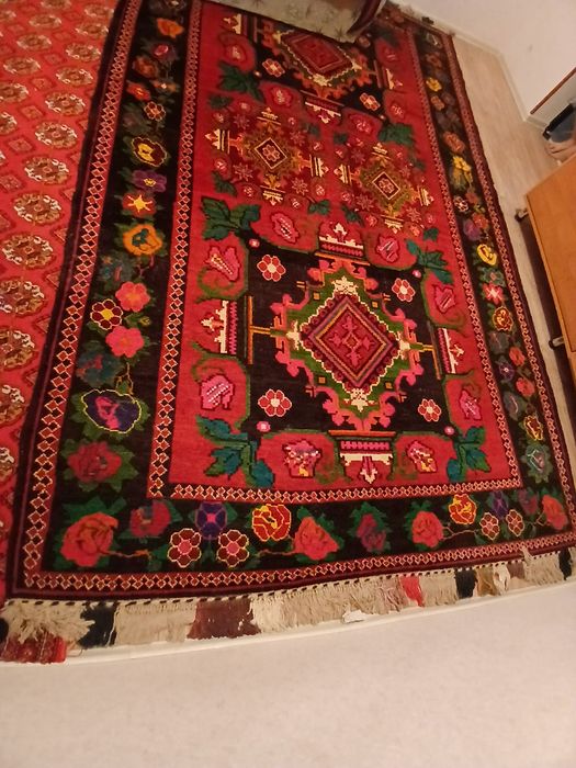 Қол кілем сатылады