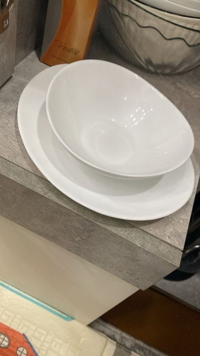 Продам столовый набор тарелок