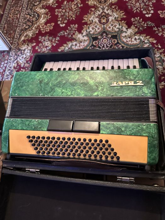 Продам Аккордеон Заря 2