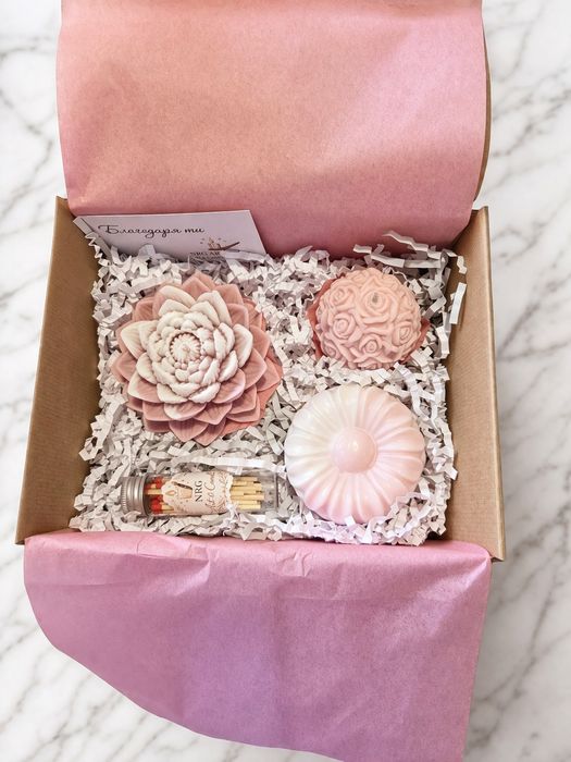 Ръчно изработен комплект свещи „Цветна прегръдка“ 
Ръчно изработени ароматни свещи