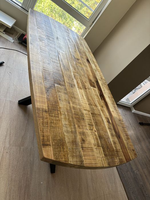 Трапезна маса от масивно дърво
