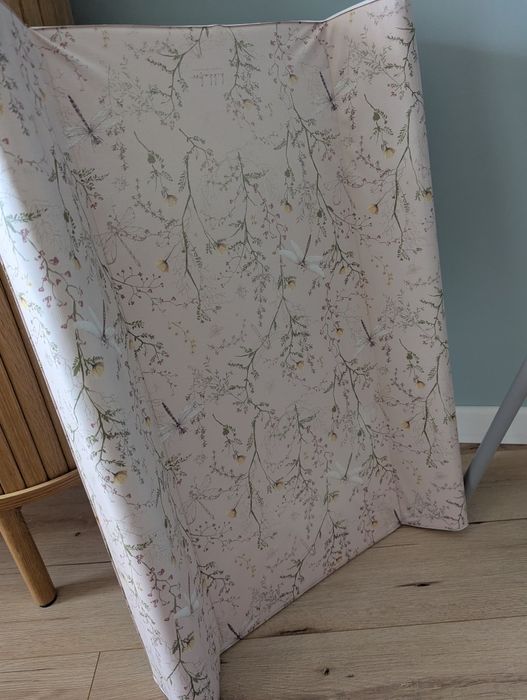 Твърда PVC Подложка За Повиване Kikkaboo Secret Garden Beige + подарък протектори