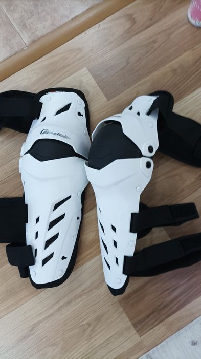 Наколенки за мотор с чупеща става