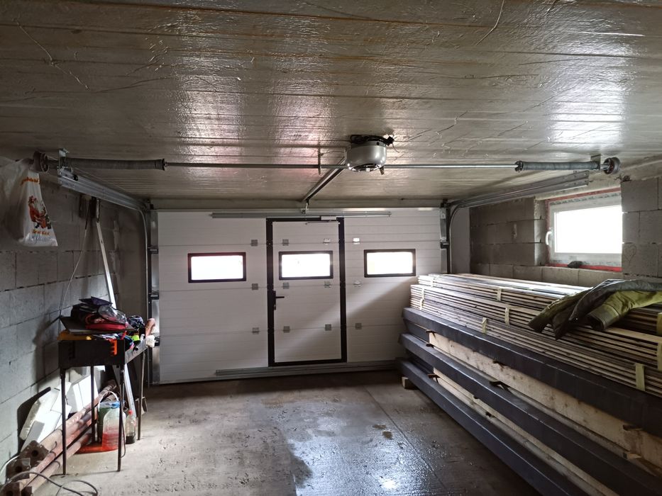 Usa Garaj "paznic mut de fier și șina, usa-si face treaba-n tihnă"