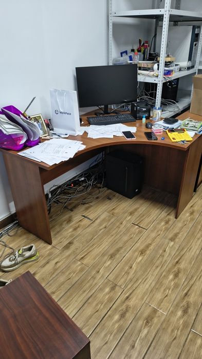 Угловой компьютерный стол