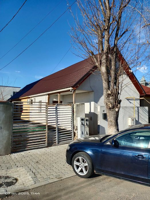 Casă de vânzare în Năvodari – Centru, 2 Grupuri Sanitare, 90 mp utili, Gaze