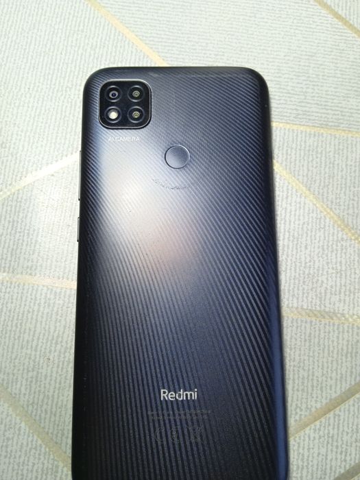 Телефон Redmi 9C с защитным стеклом и чехлом.