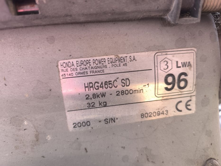 Masina de tuns iarba pe benzina