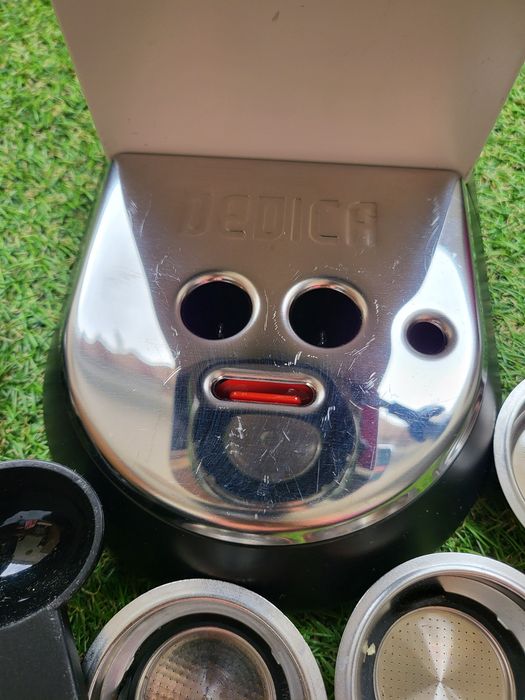 Кафемашина с ръкохватка Делонги DeLonghi Dedica EC685W Бяла