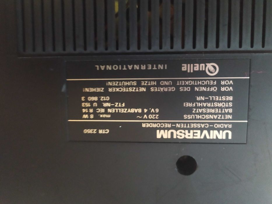 Продавам радиокасетофон "Universum"