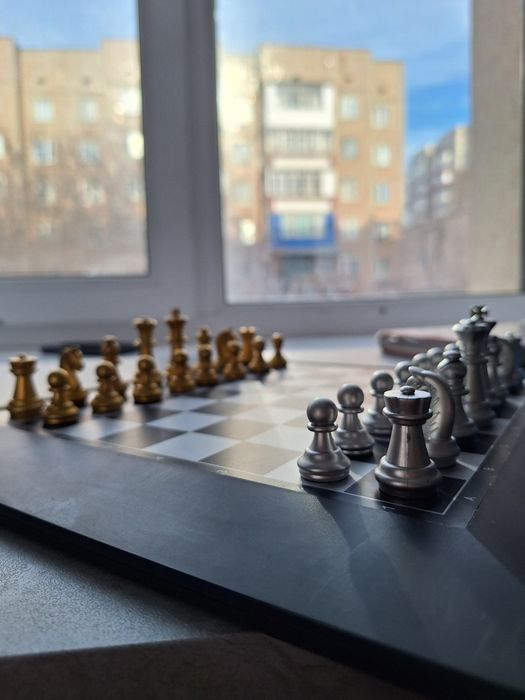 Шахматный доска, фигурки все есть