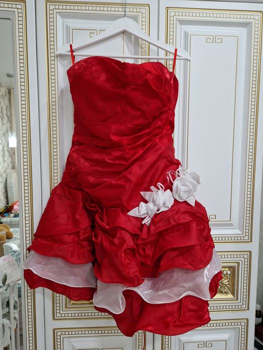 Продам платье красное 44р