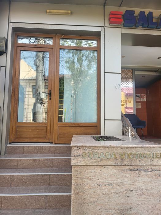 Spațiu comercial de închiriat  ultracentral  Victoriei nr 109 .