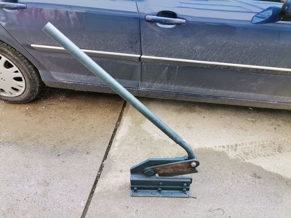 Гилотина за рязане на ламарина и арматура, ножица