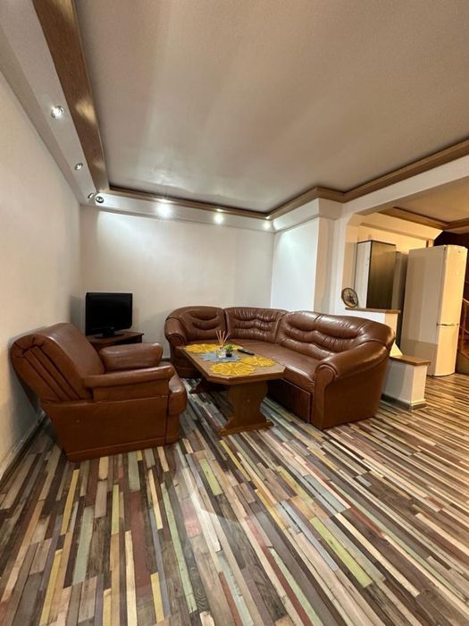 Închiriez apartament în casă – zona Schei, aproape de Piața Unirii