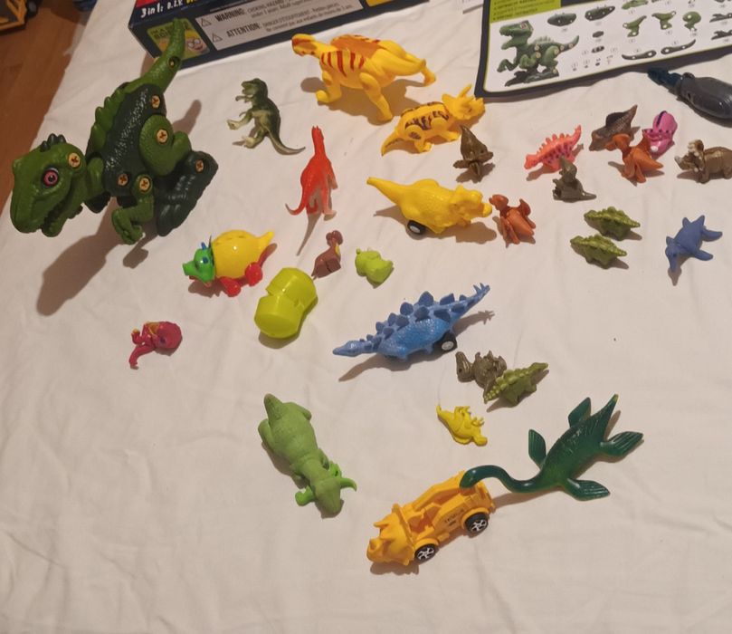 Lot pt iubitorii de dinozauri