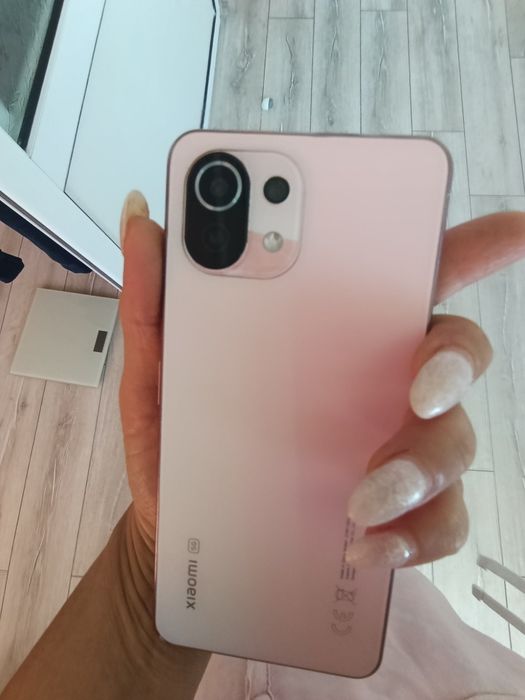 Продавам телефон Xiaomi Mi 11 Lite