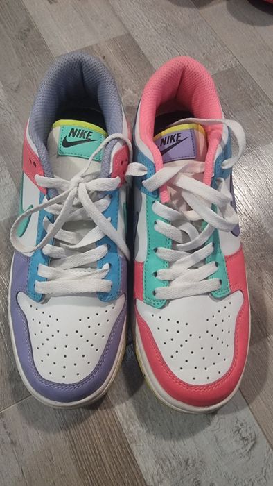 Nike W Dunk Low SE
 Обувани няколко пъти, като нови!
Номер 39
49€