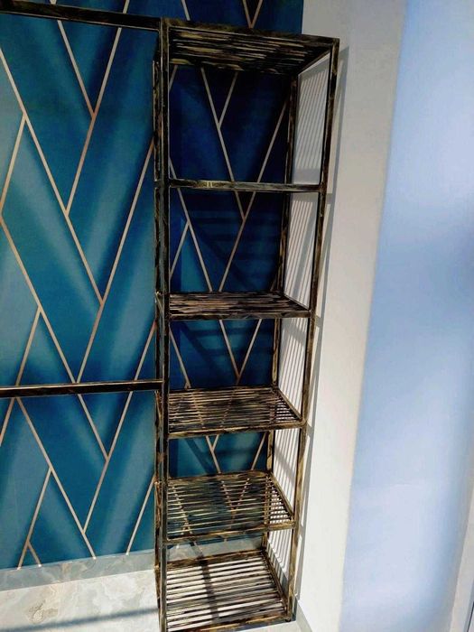 Mobilier metalic ideal pentru magazine de haine