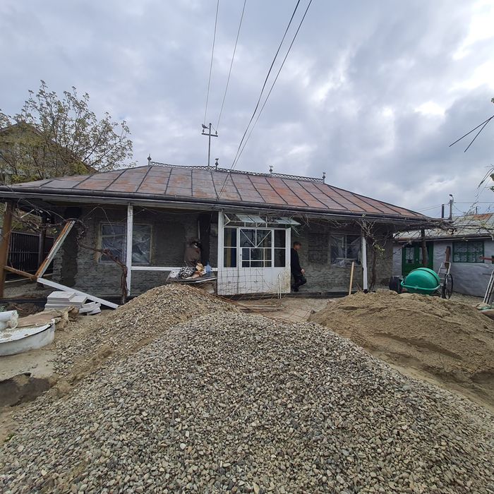 Reabilitam case batranesti, construim case pe structura de lemn si fier,  extinderi , mansardari.