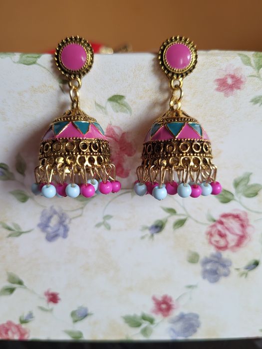 Cercei și colier la baza gatului