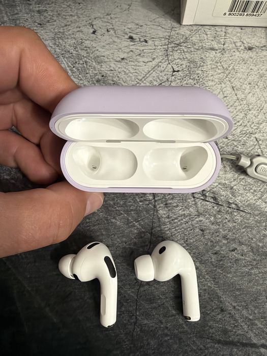 AirPods 3 Pro aproape noi
