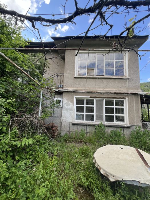 Продавам къща с.Чурек област София
