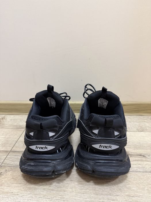 Balenciaga Track 42 purtati