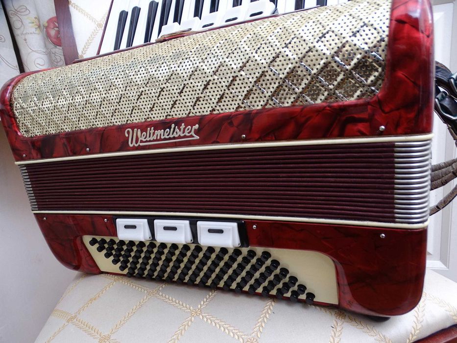 Стар акордеон Велтмайстер 96 баса
