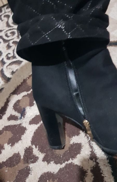 Срочно в новом состояние привозные теплые с мехом внутри читайте ниже