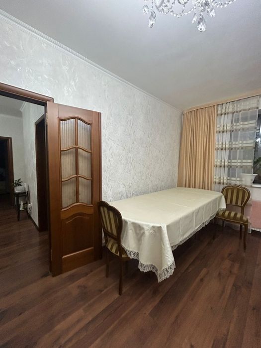 Стол для гостиной, стулья