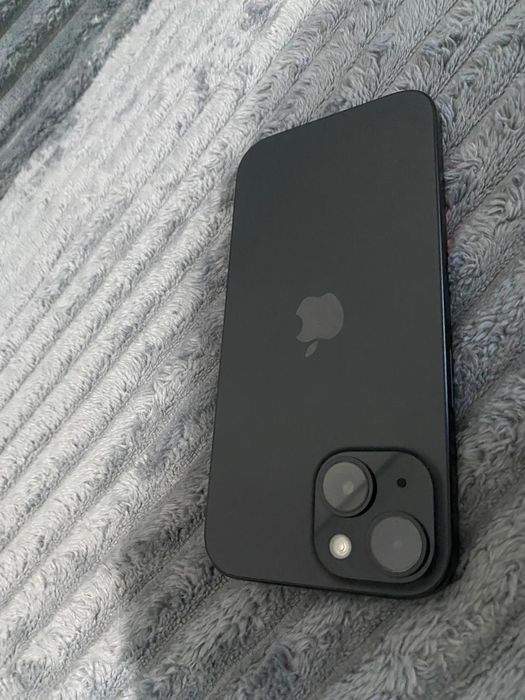 iPhone 15 black.
