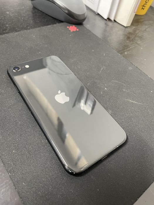 Продам Iphone SE 2020