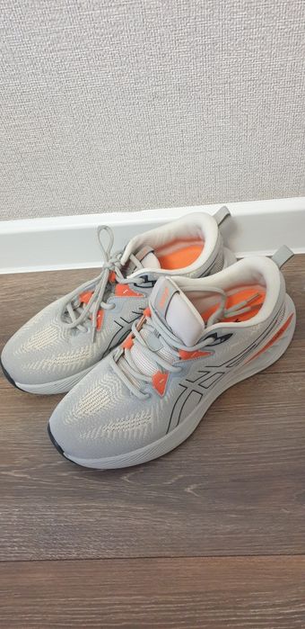 Кроссовки фирменные