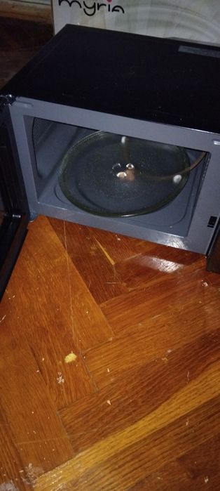 Vând microunde este aproape noua sa folosite o singura data