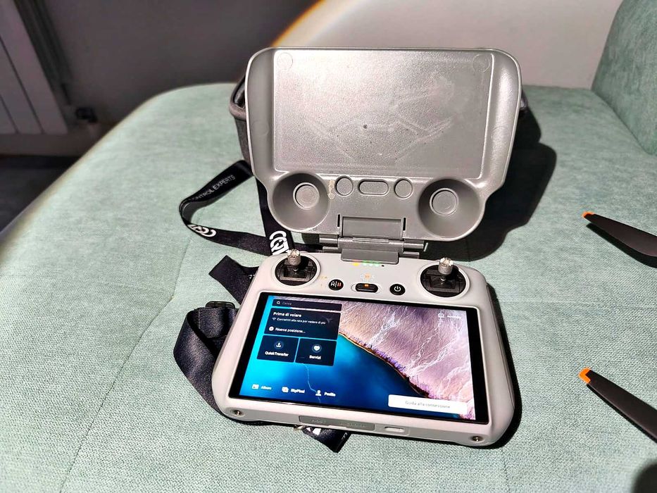 DJI Mini 3 + Telecomandă DJI RC cu Ecran + Geantă /Accesorii Protecție