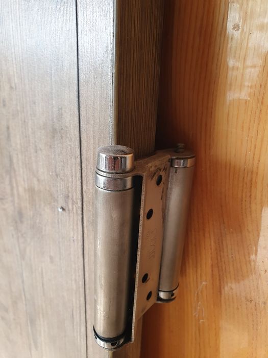 Двери  распашные в обе стороны